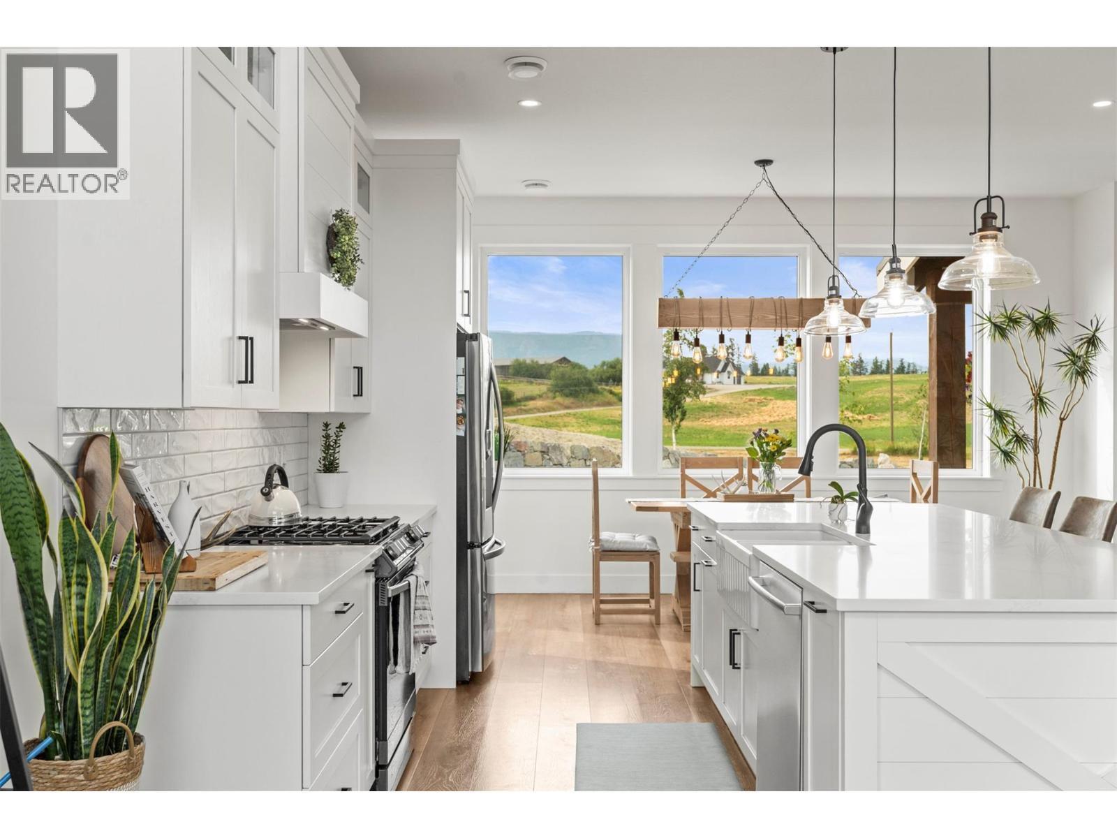 2589 Young Road, Spallumcheen, BC - Indoor Photo Showing Kitchen With Upgraded Kitchen