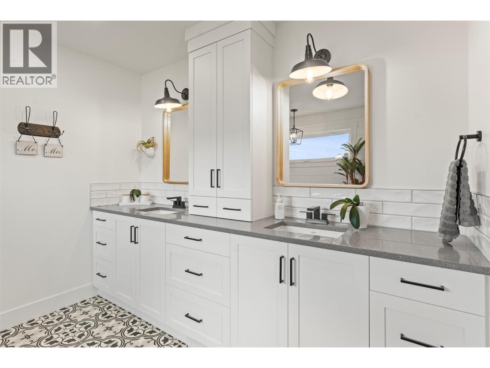 2589 Young Road, Spallumcheen, BC - Indoor Photo Showing Bathroom