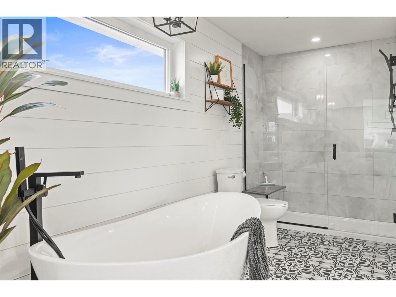2589 Young Road, Spallumcheen, BC - Indoor Photo Showing Bathroom