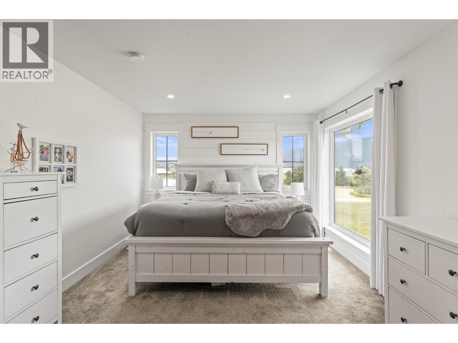 2589 Young Road, Spallumcheen, BC - Indoor Photo Showing Bedroom