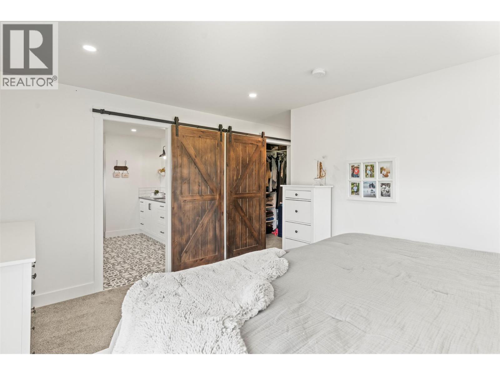 2589 Young Road, Spallumcheen, BC - Indoor Photo Showing Bedroom