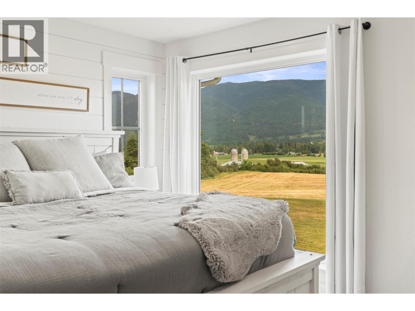 2589 Young Road, Spallumcheen, BC - Indoor Photo Showing Bedroom
