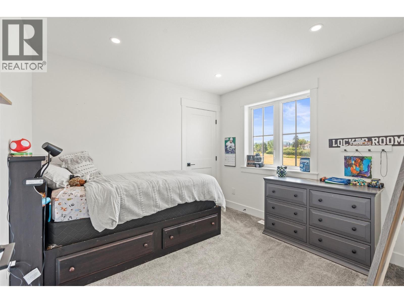 2589 Young Road, Spallumcheen, BC - Indoor Photo Showing Bedroom