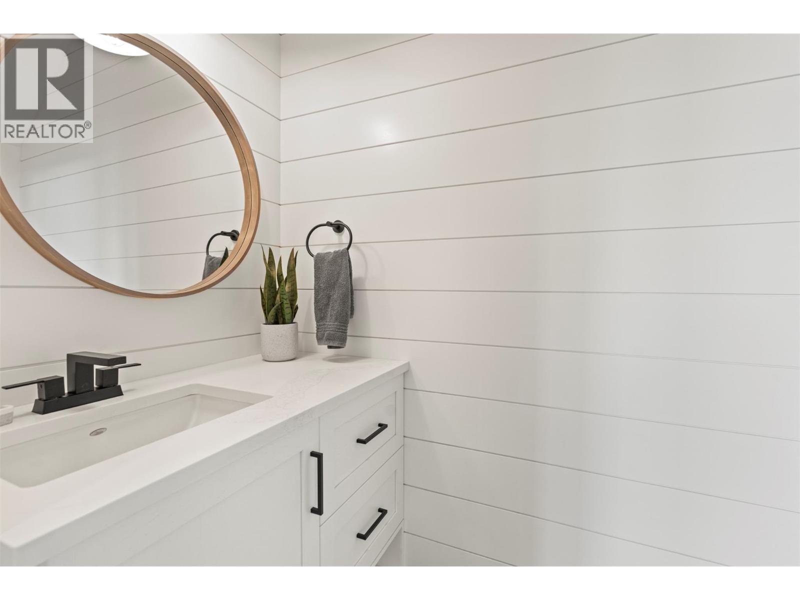 2589 Young Road, Spallumcheen, BC - Indoor Photo Showing Bathroom