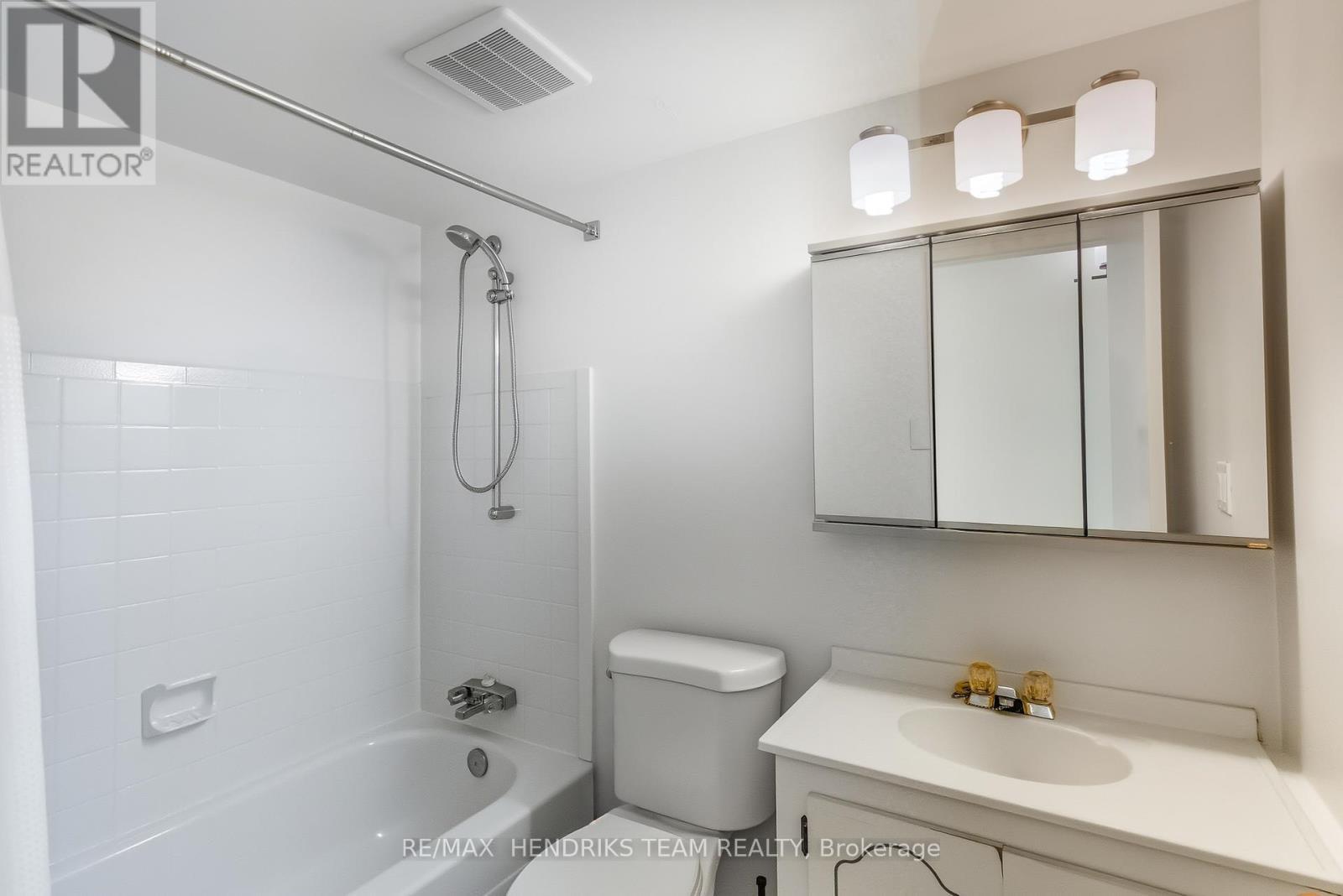 417 - 196 Scott Street, St. Catharines (Fairview), ON - Indoor Photo Showing Bathroom