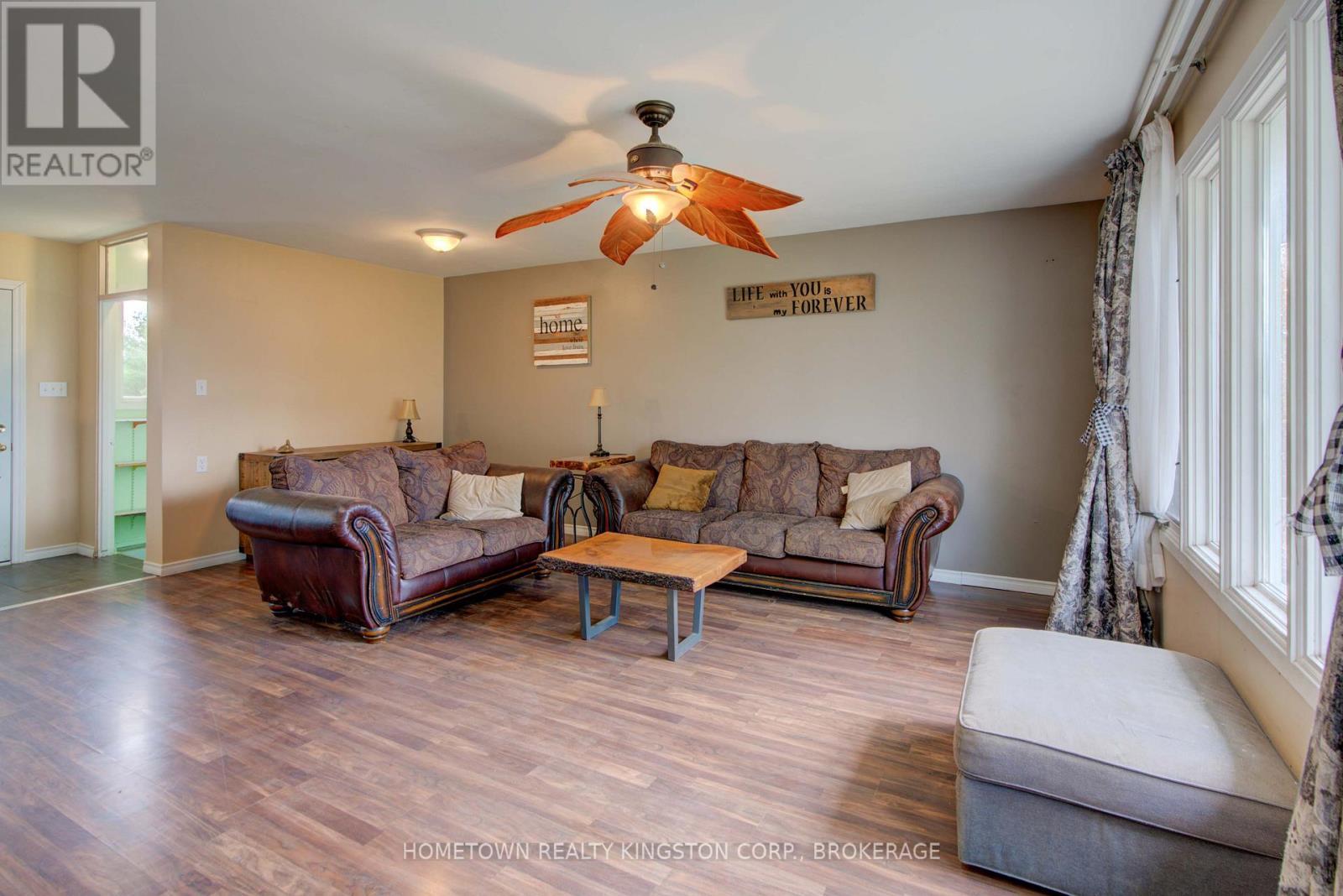 5314-5316 Highway 38, Frontenac (Frontenac South), ON - Indoor Photo Showing Living Room