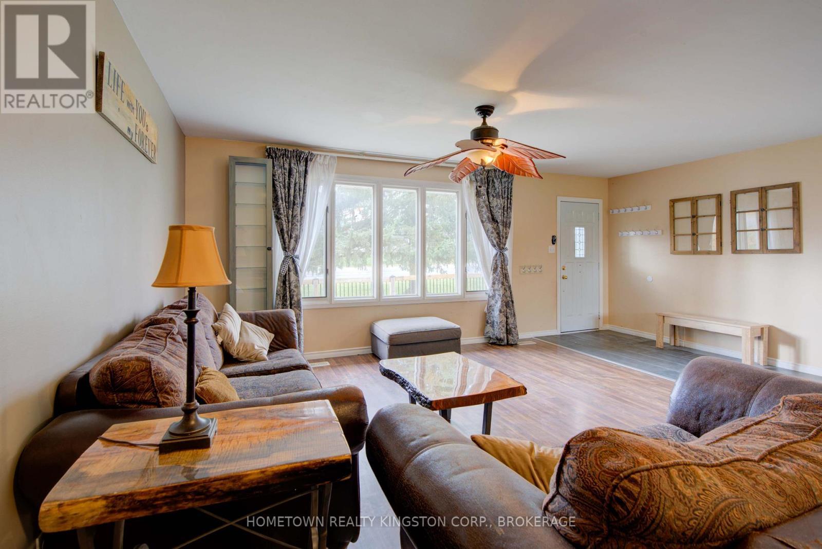 5314-5316 Highway 38, Frontenac (Frontenac South), ON - Indoor Photo Showing Living Room