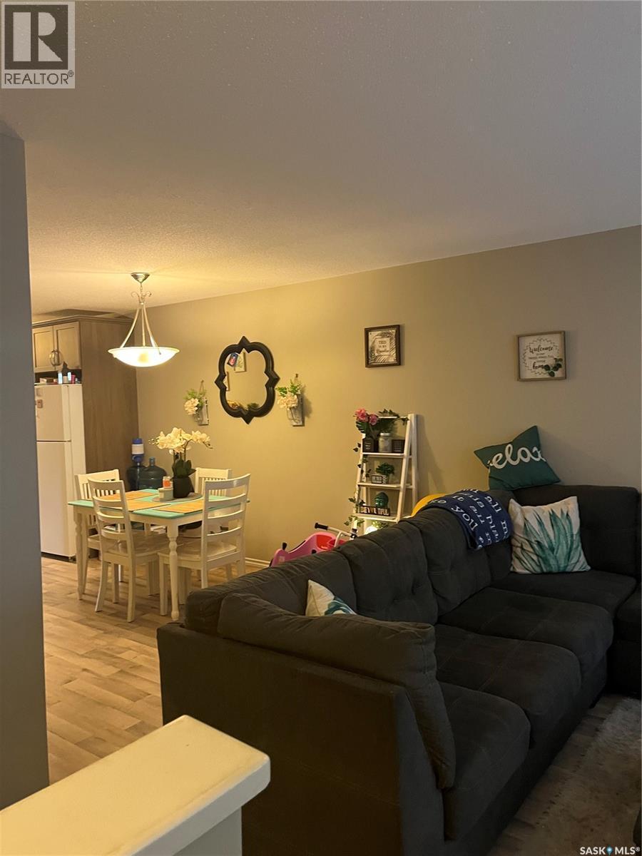 10 71 Cameron Way, Yorkton, SK - Indoor Photo Showing Living Room