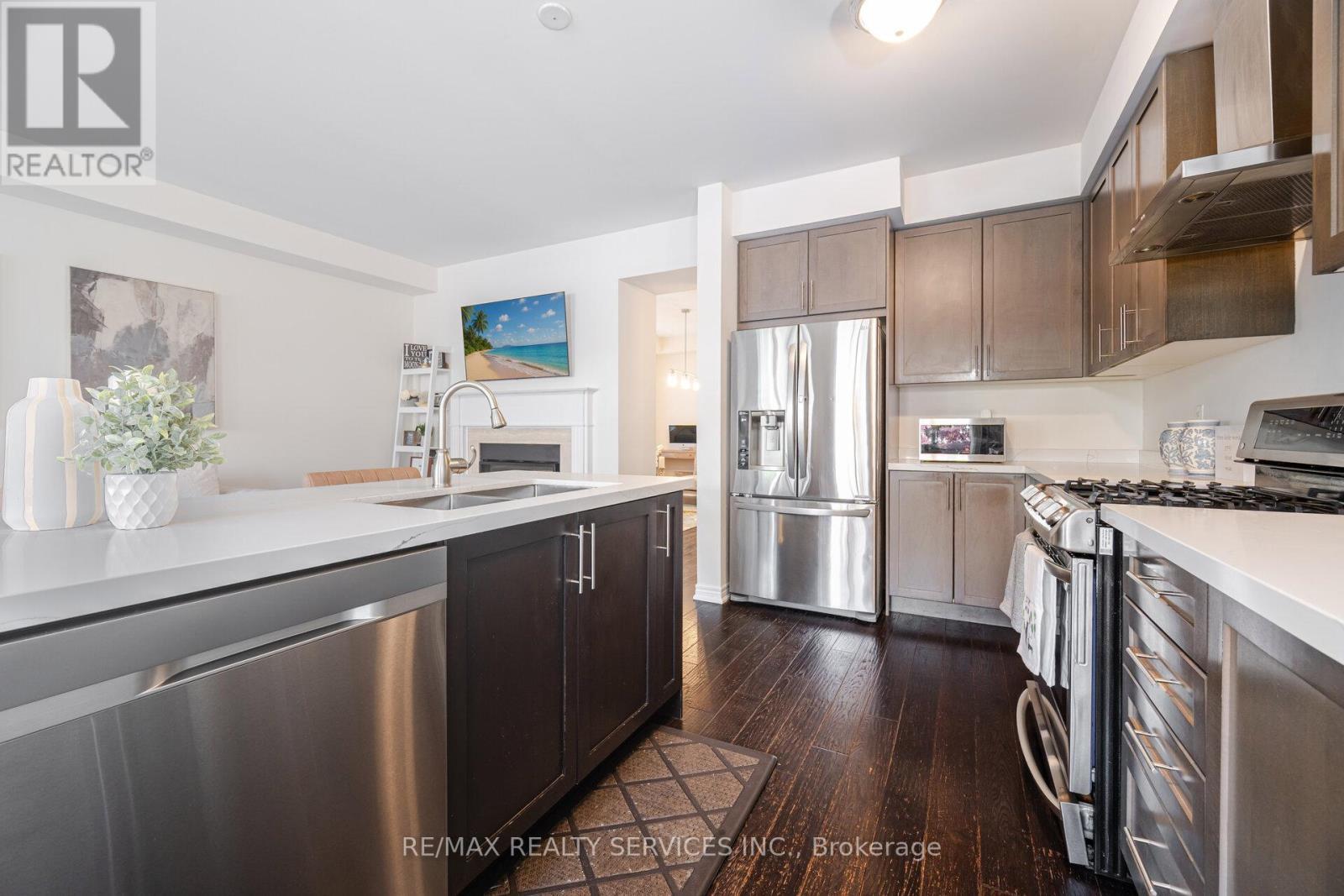 15 Vinewood Road, Caledon, ON - Indoor Photo Showing Kitchen With Double Sink With Upgraded Kitchen