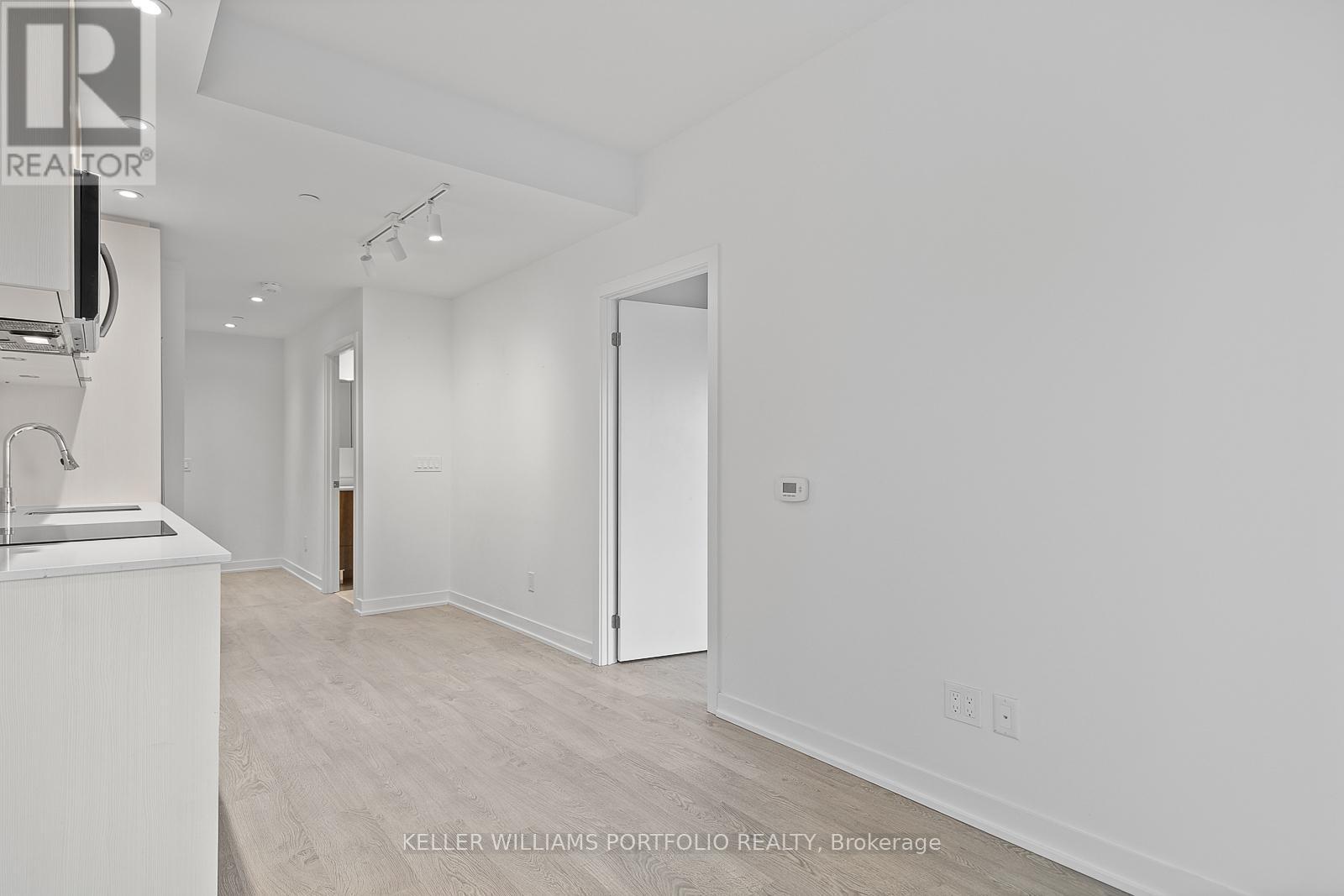 2103 - 1928 Lake Shore Boulevard W, Toronto, ON - Indoor Photo Showing Laundry Room