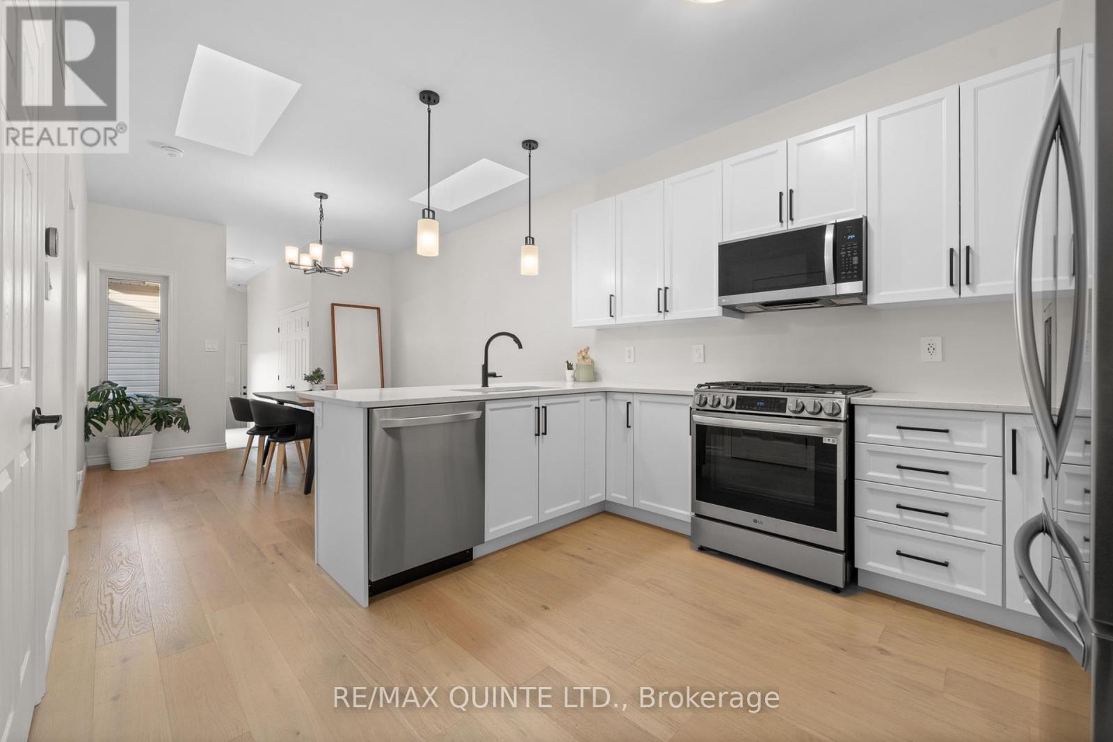 63 Athabaska Drive, Belleville (Belleville Ward), ON - Indoor Photo Showing Kitchen With Upgraded Kitchen