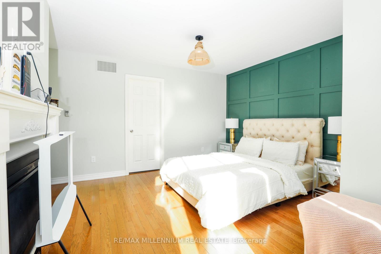 58 Trail Boulevard, Springwater, ON - Indoor Photo Showing Bedroom