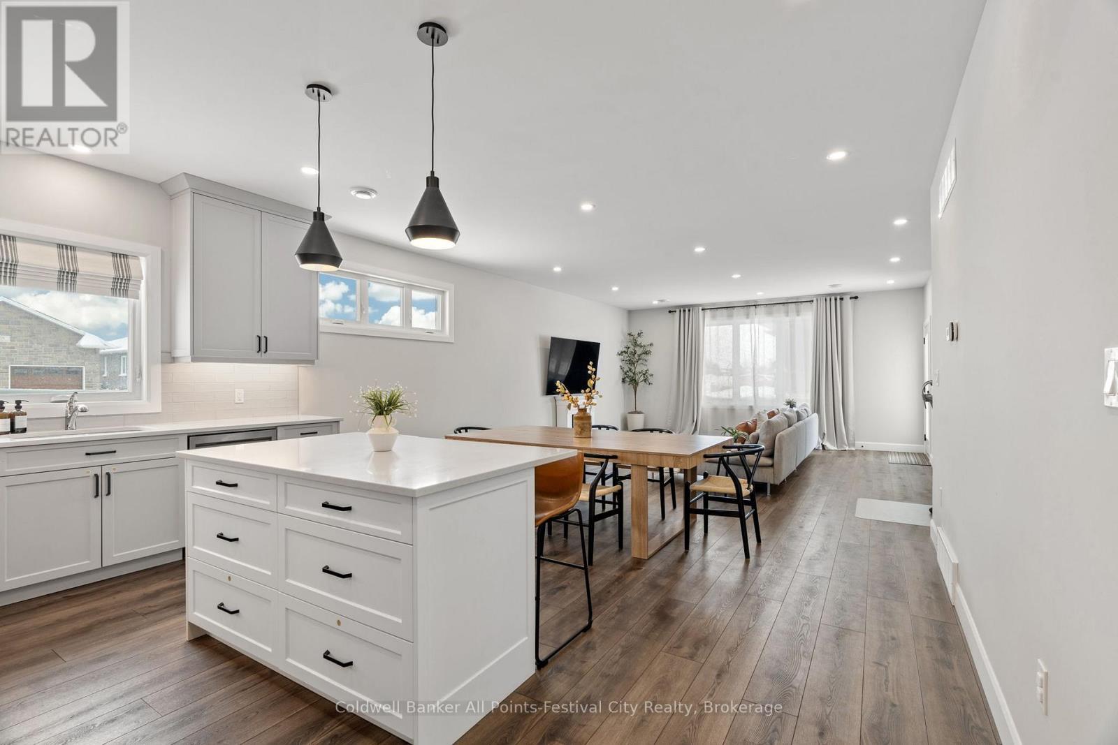 451 Woodridge Drive, Goderich (Goderich (Town)), ON - Indoor Photo Showing Kitchen With Upgraded Kitchen
