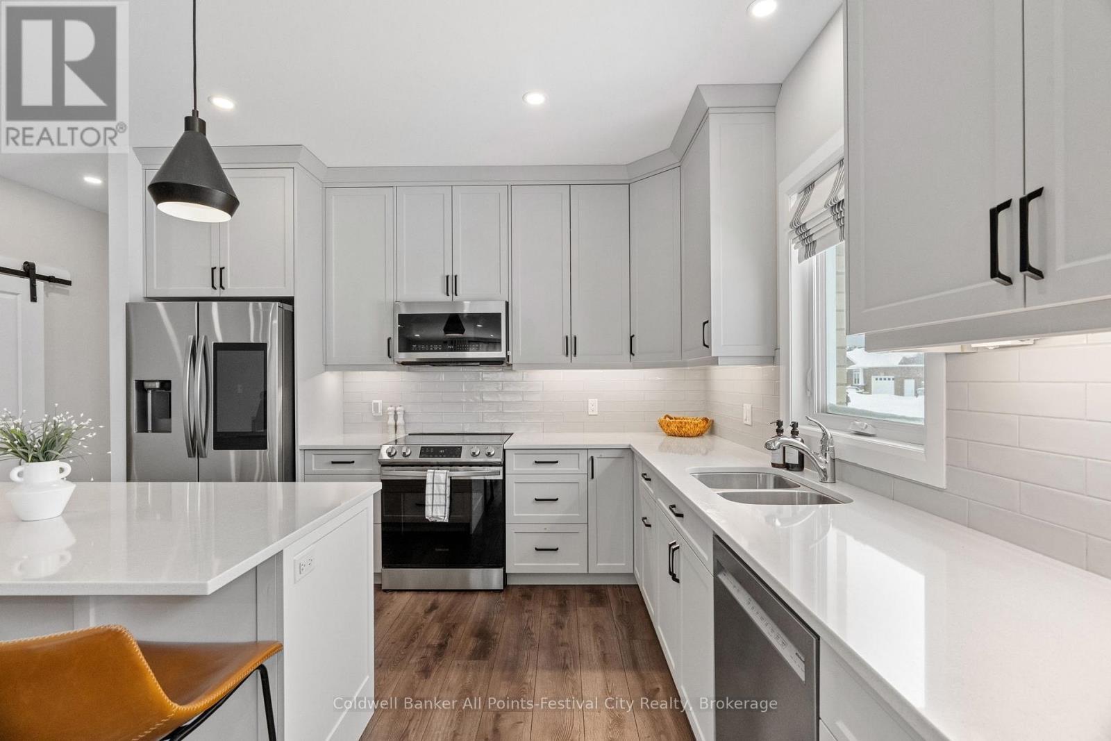 451 Woodridge Drive, Goderich (Goderich (Town)), ON - Indoor Photo Showing Kitchen With Double Sink With Upgraded Kitchen