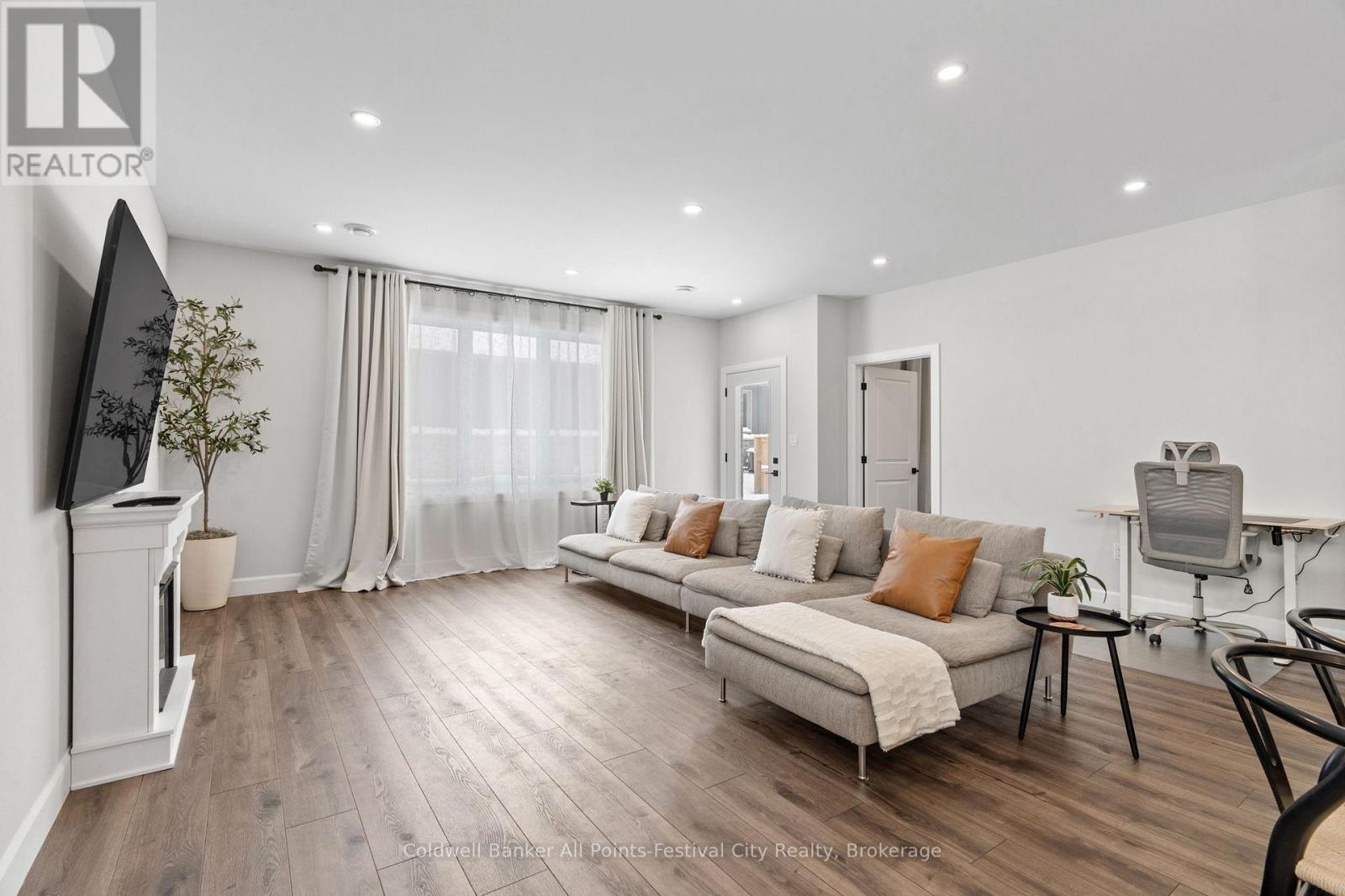 451 Woodridge Drive, Goderich (Goderich (Town)), ON - Indoor Photo Showing Living Room
