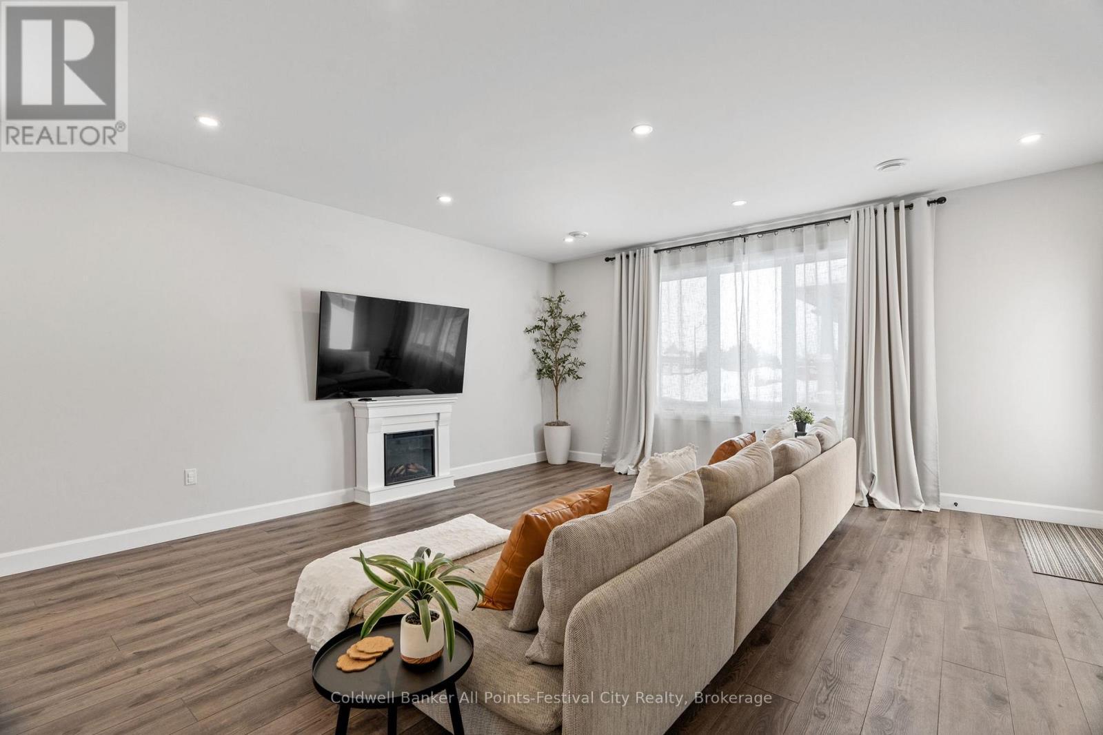 451 Woodridge Drive, Goderich (Goderich (Town)), ON - Indoor Photo Showing Living Room With Fireplace