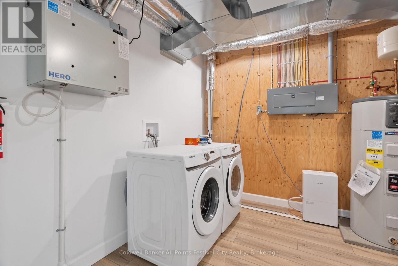 451 Woodridge Drive, Goderich (Goderich (Town)), ON - Indoor Photo Showing Laundry Room