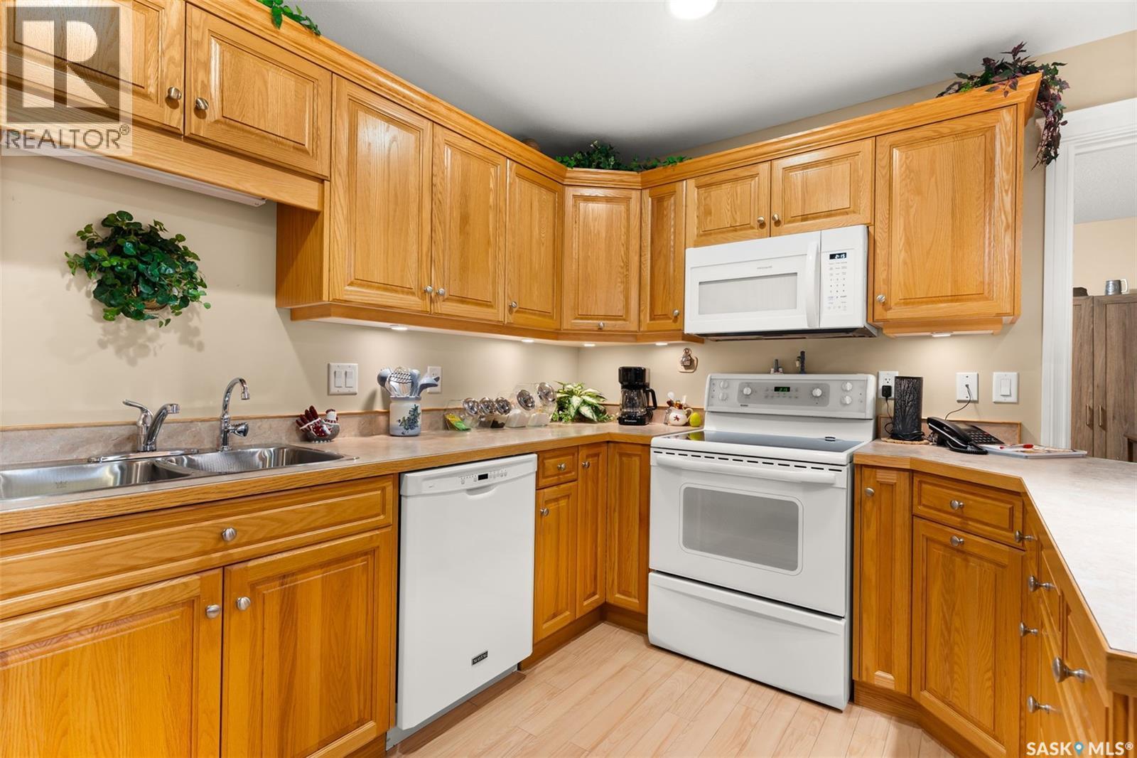 211 2885 Arens Road E, Regina, SK - Indoor Photo Showing Kitchen With Double Sink