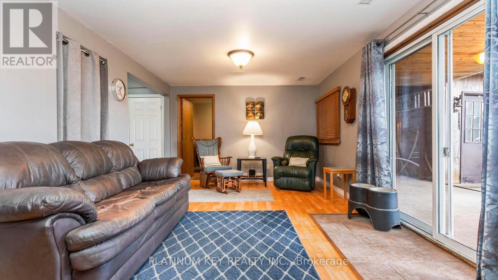 41 Queen Street, Strathroy-Caradoc (Se), ON - Indoor Photo Showing Living Room