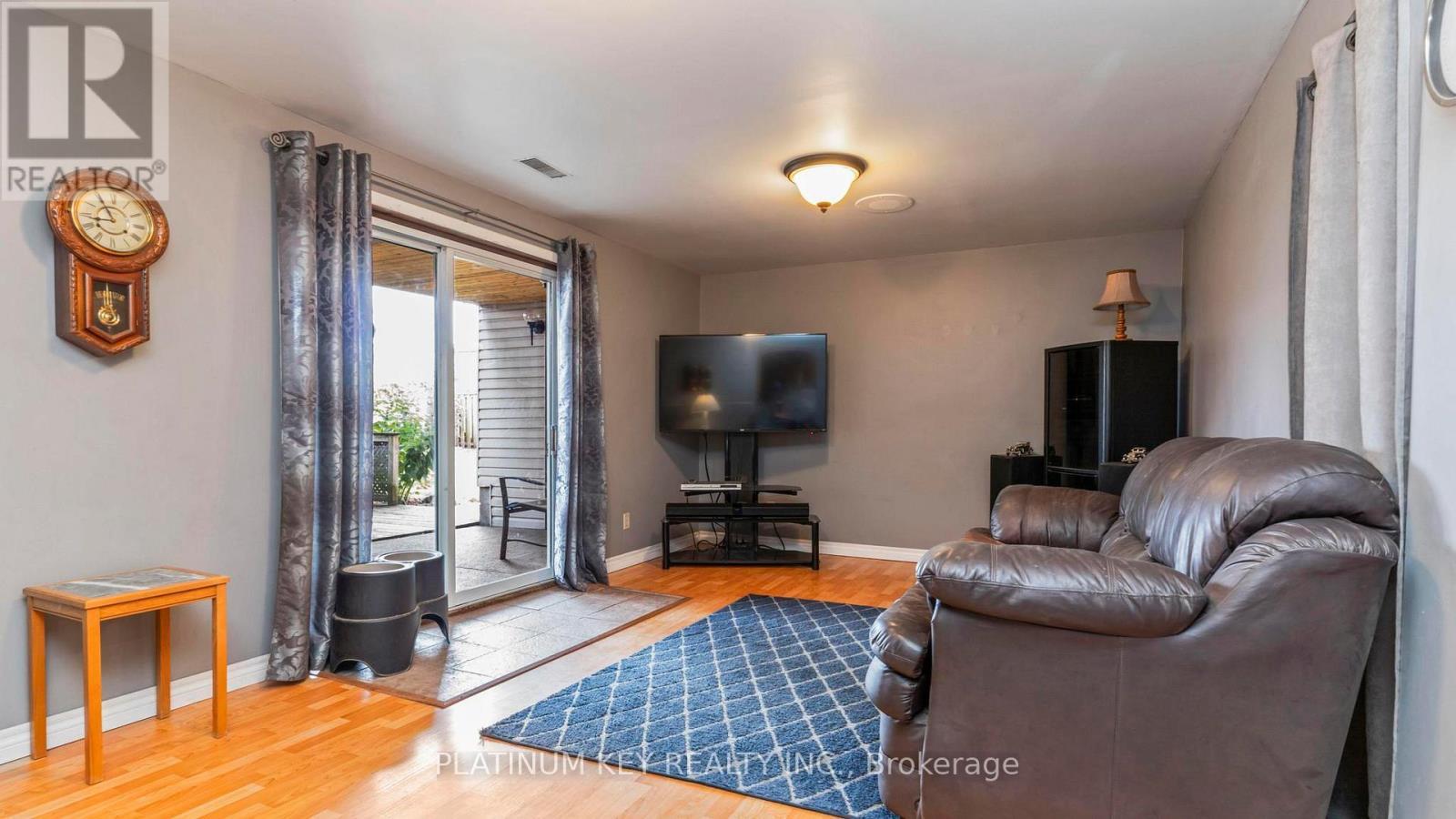 41 Queen Street, Strathroy-Caradoc (Se), ON - Indoor Photo Showing Living Room
