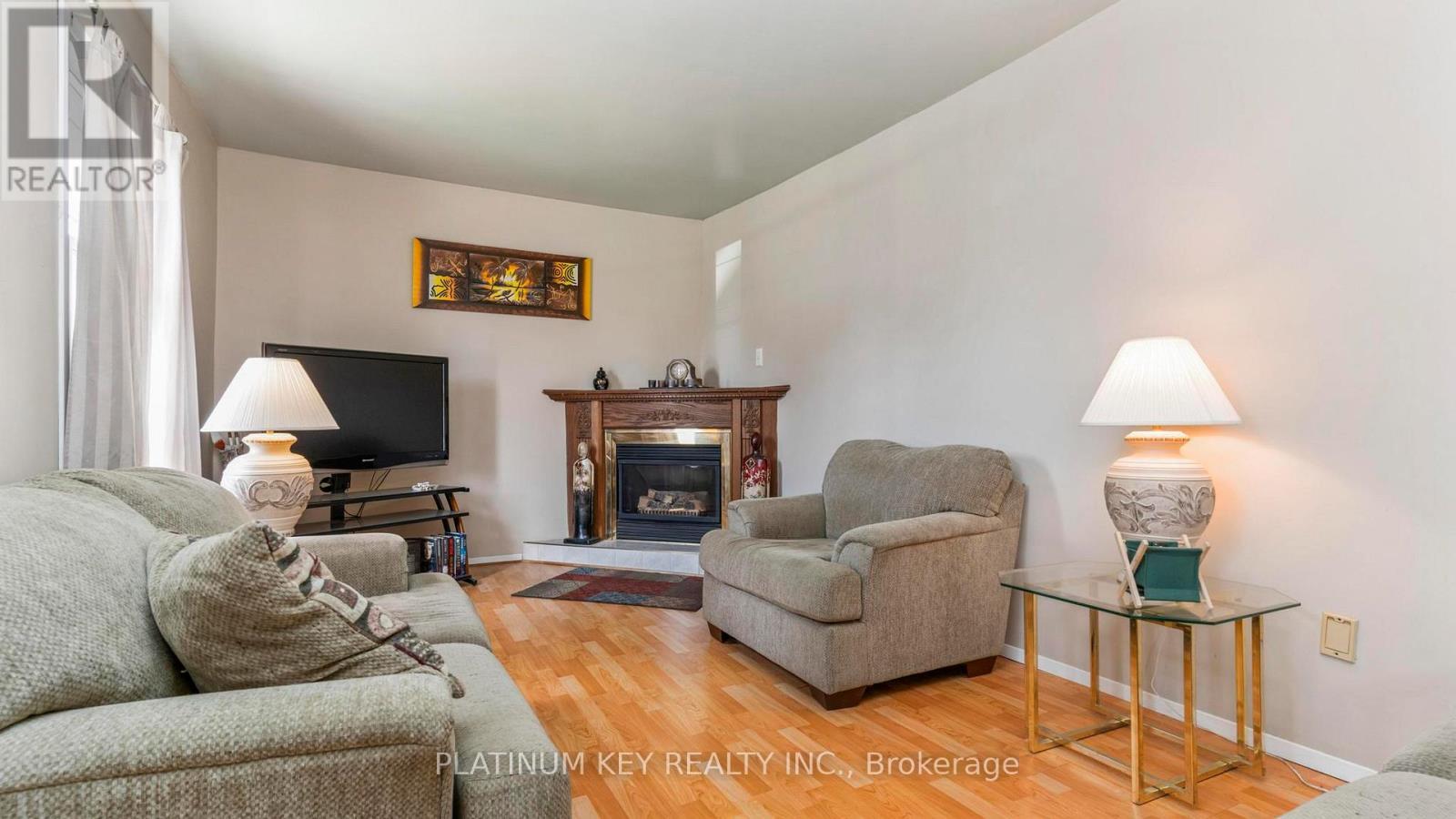 41 Queen Street, Strathroy-Caradoc (Se), ON - Indoor Photo Showing Living Room With Fireplace
