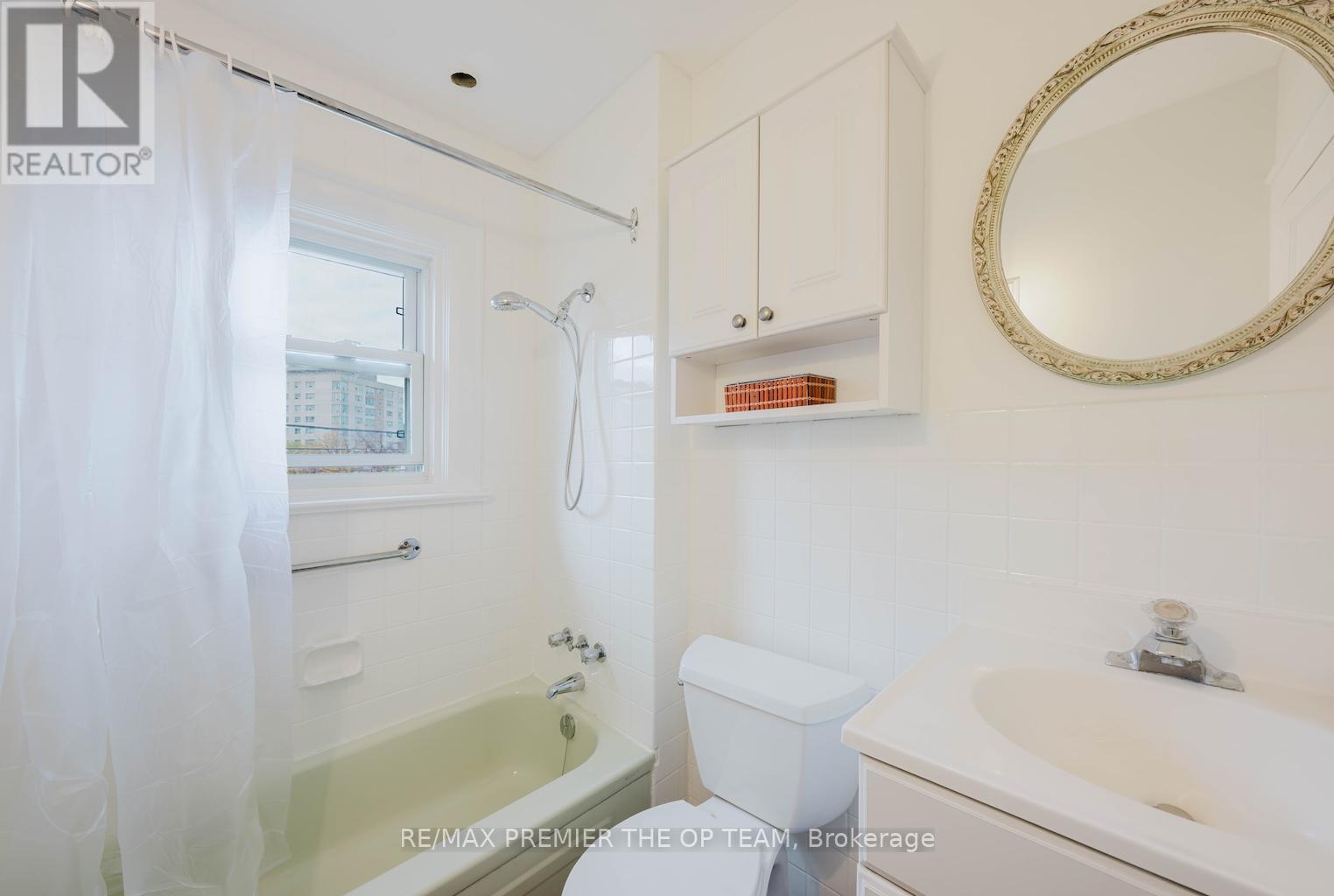 18 Greyton Crescent, Toronto, ON - Indoor Photo Showing Bathroom