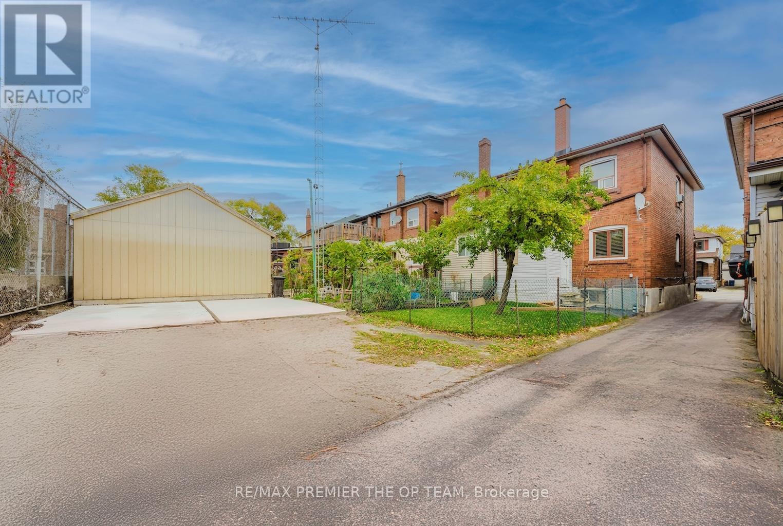 18 Greyton Crescent, Toronto, ON - Outdoor