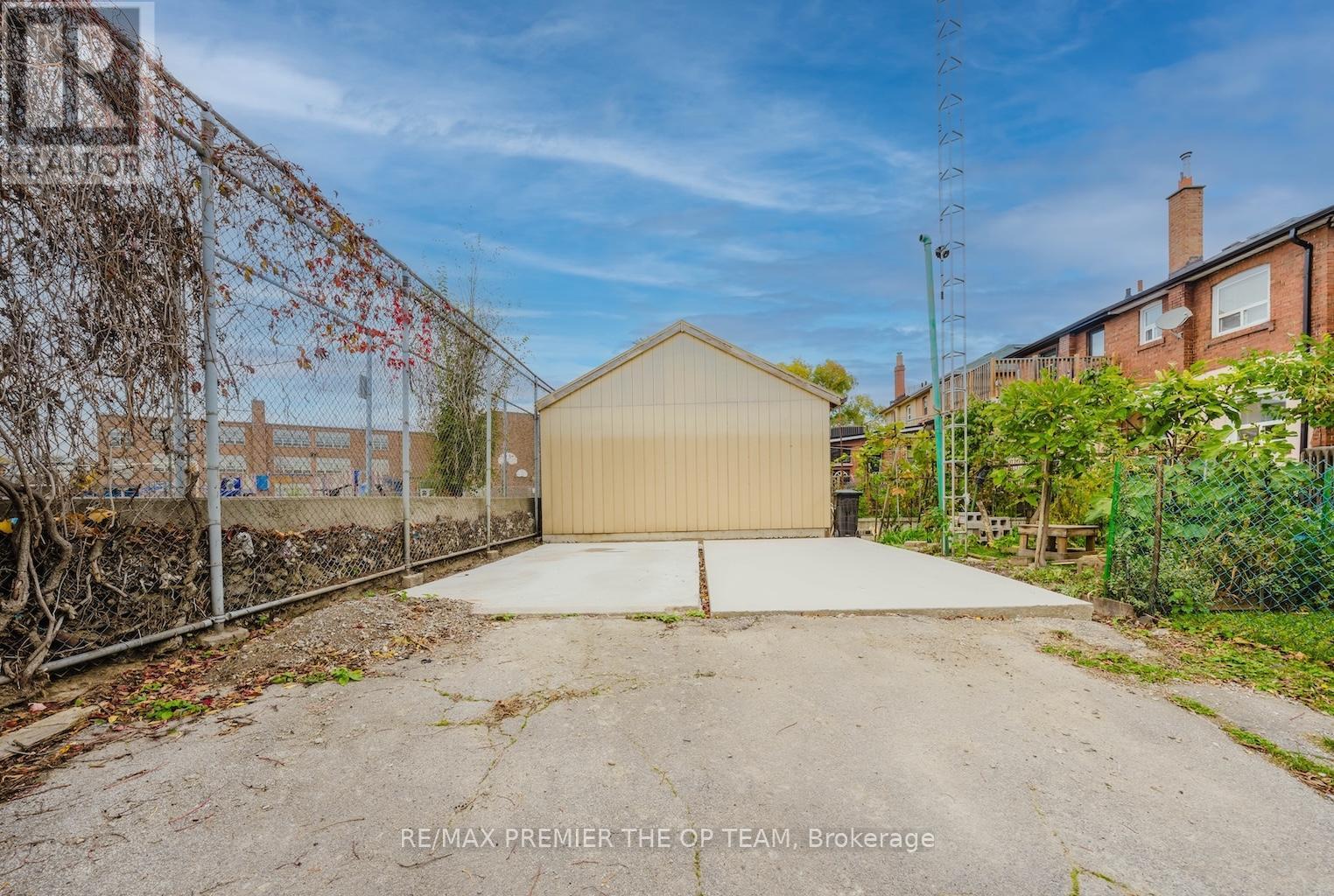 18 Greyton Crescent, Toronto, ON - Outdoor