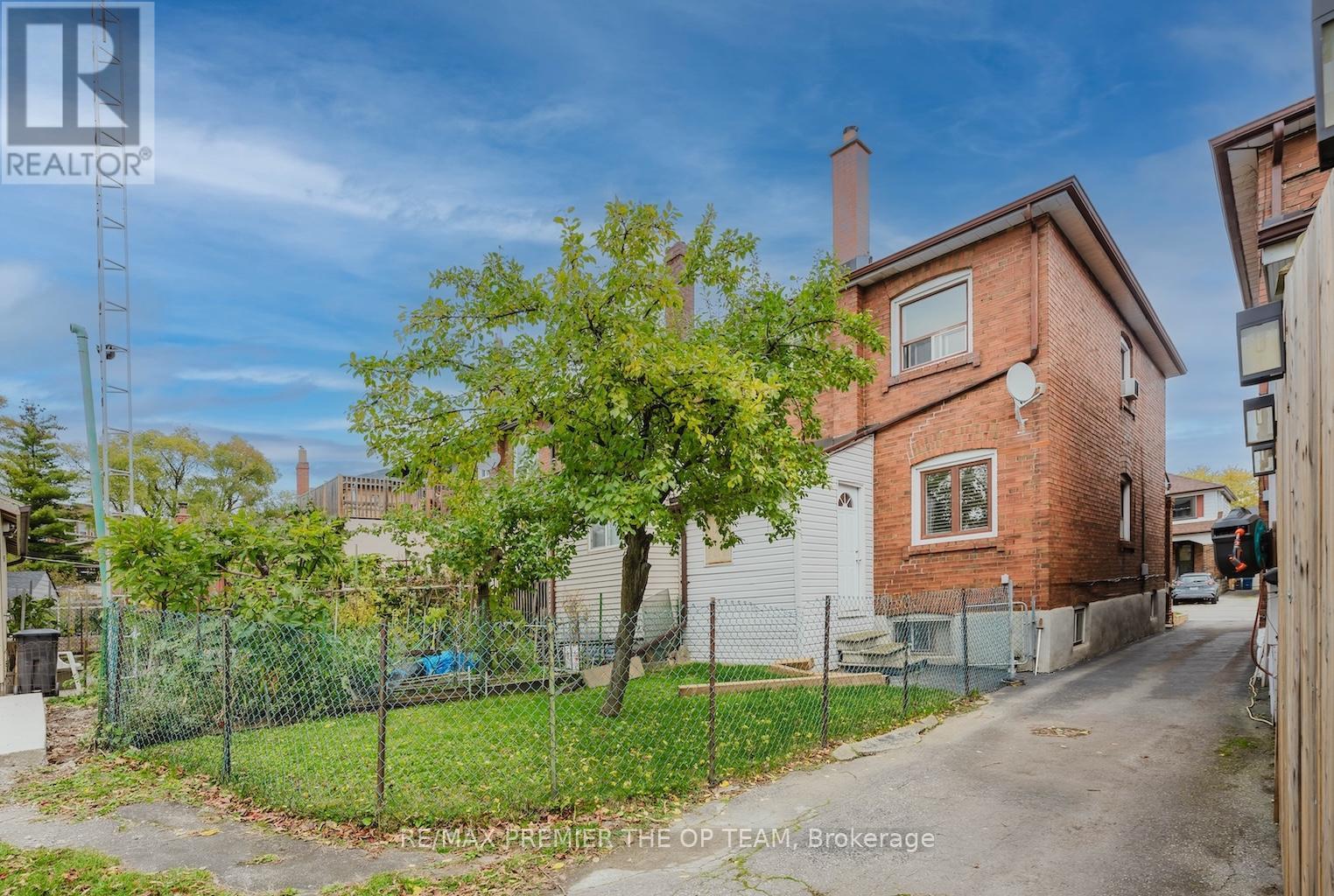 18 Greyton Crescent, Toronto, ON - Outdoor