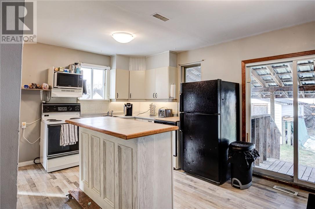 85 Elm Crescent, Levack, ON - Indoor Photo Showing Kitchen