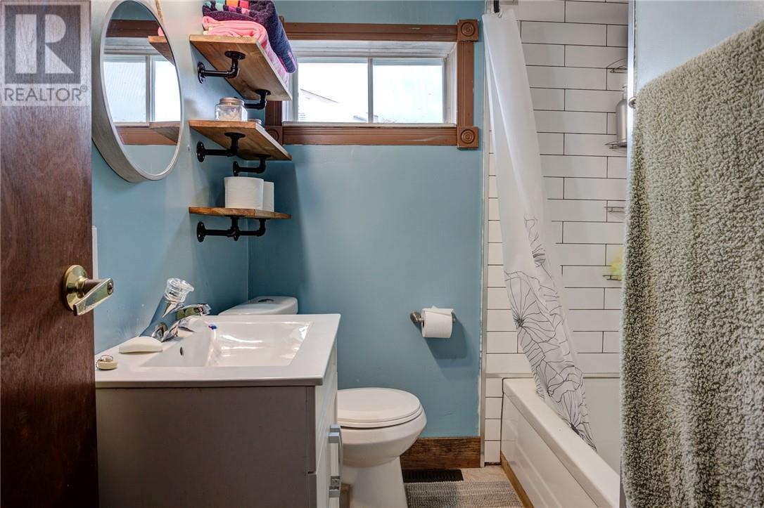 85 Elm Crescent, Levack, ON - Indoor Photo Showing Bathroom
