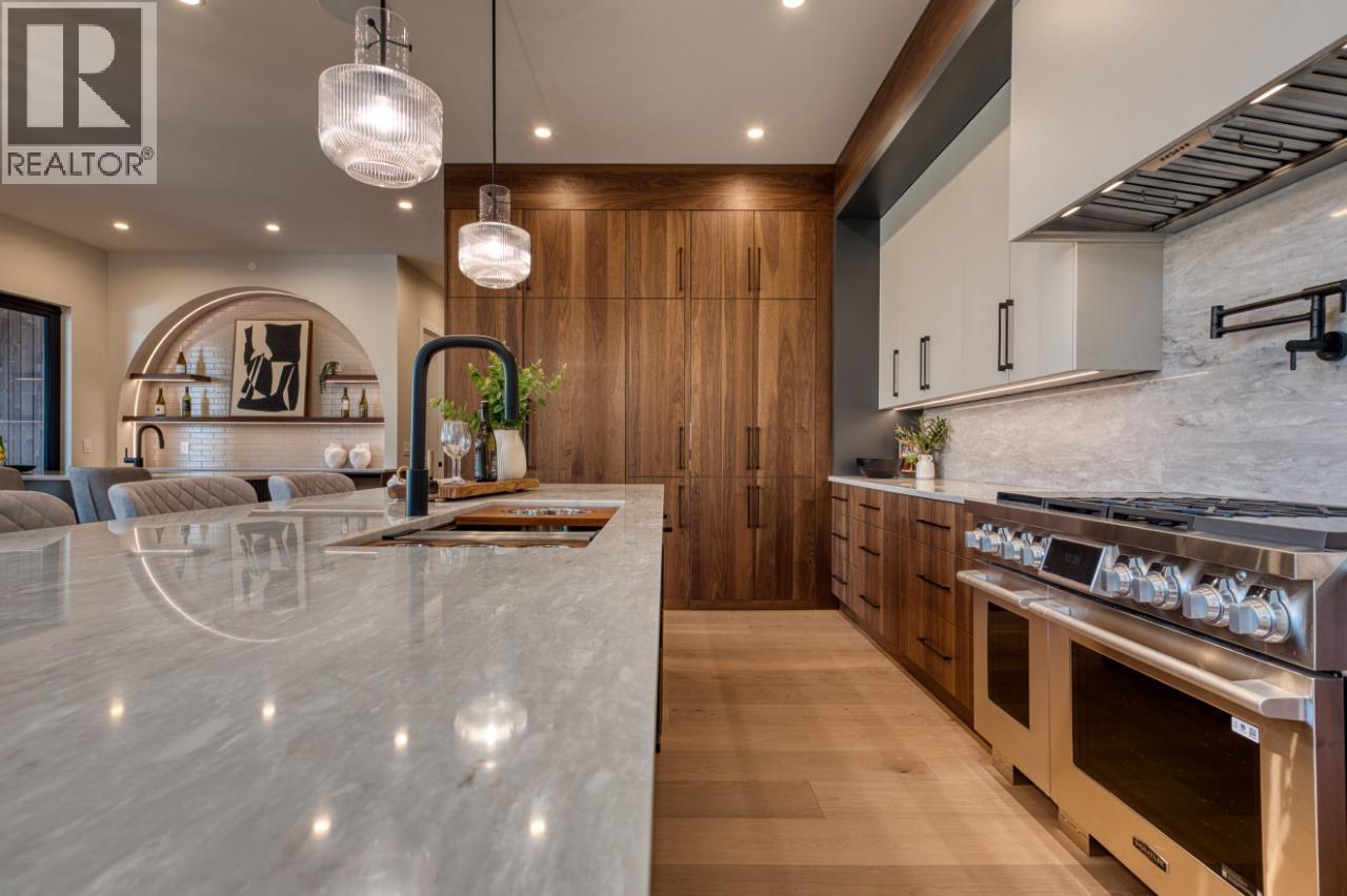 188 Wildsong Crescent, Vernon, BC - Indoor Photo Showing Kitchen With Double Sink With Upgraded Kitchen