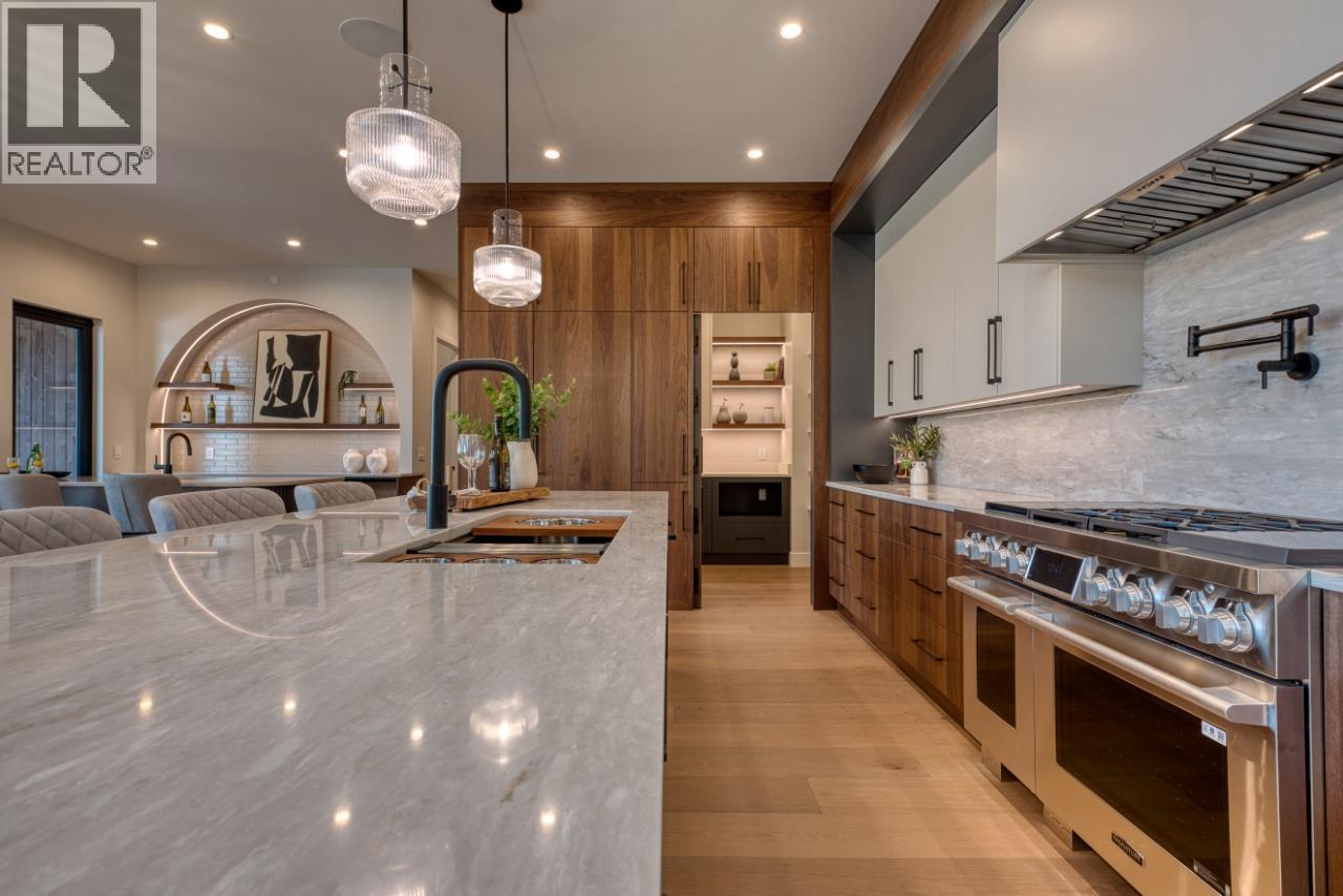 188 Wildsong Crescent, Vernon, BC - Indoor Photo Showing Kitchen With Double Sink With Upgraded Kitchen
