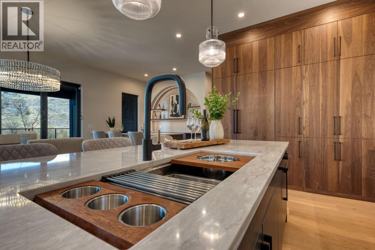 188 Wildsong Crescent, Vernon, BC - Indoor Photo Showing Kitchen With Double Sink