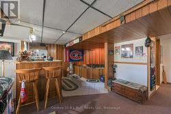 Family room with bar and jacuzzi -