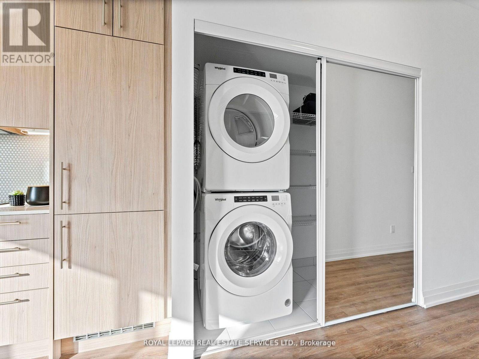 215 - 286 Main Street, Toronto, ON - Indoor Photo Showing Laundry Room