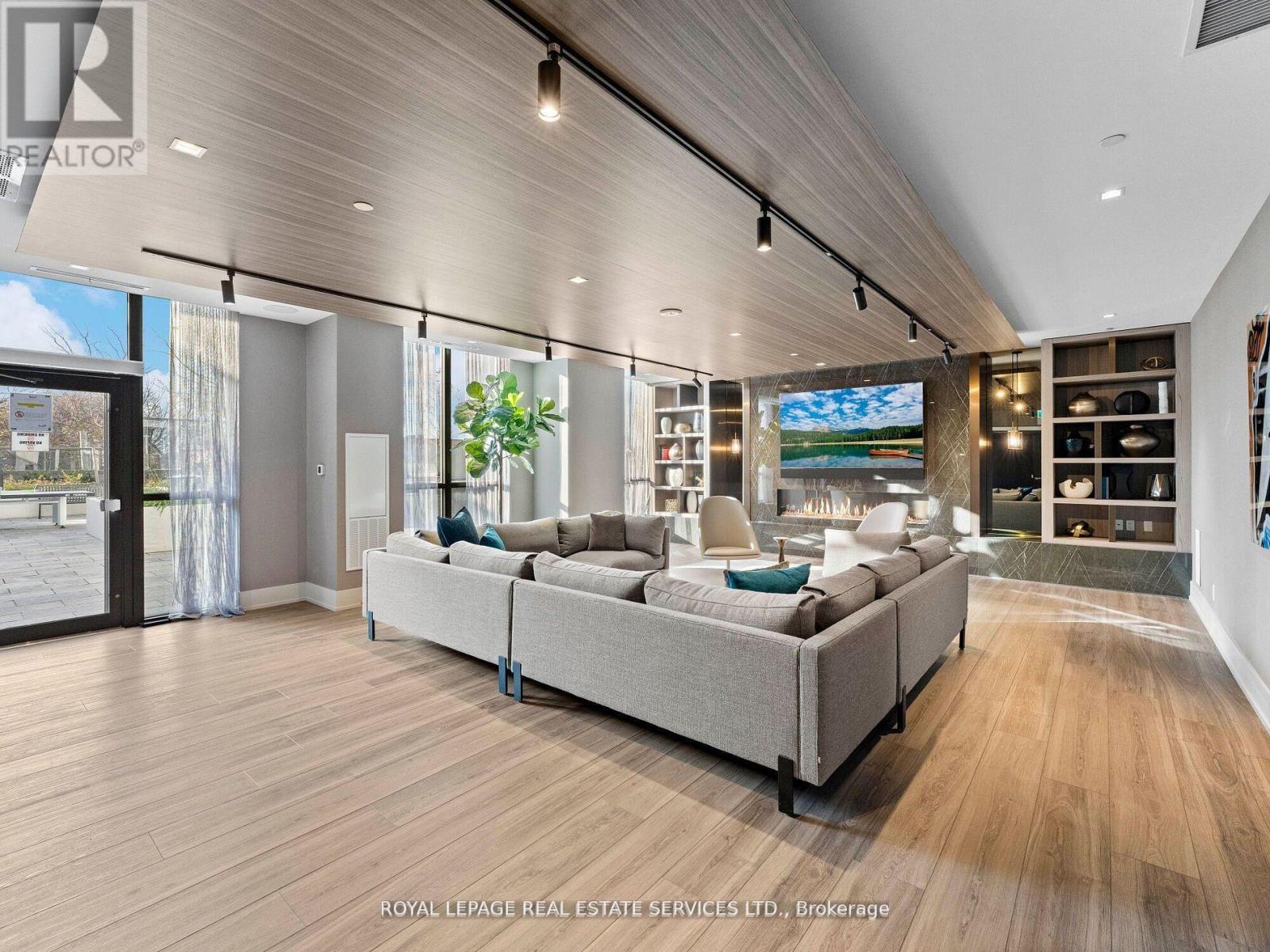 215 - 286 Main Street, Toronto, ON - Indoor