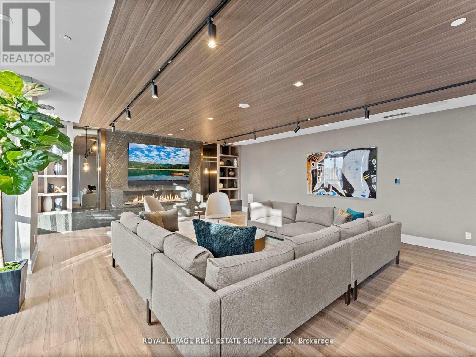 215 - 286 Main Street, Toronto, ON - Indoor Photo Showing Garage