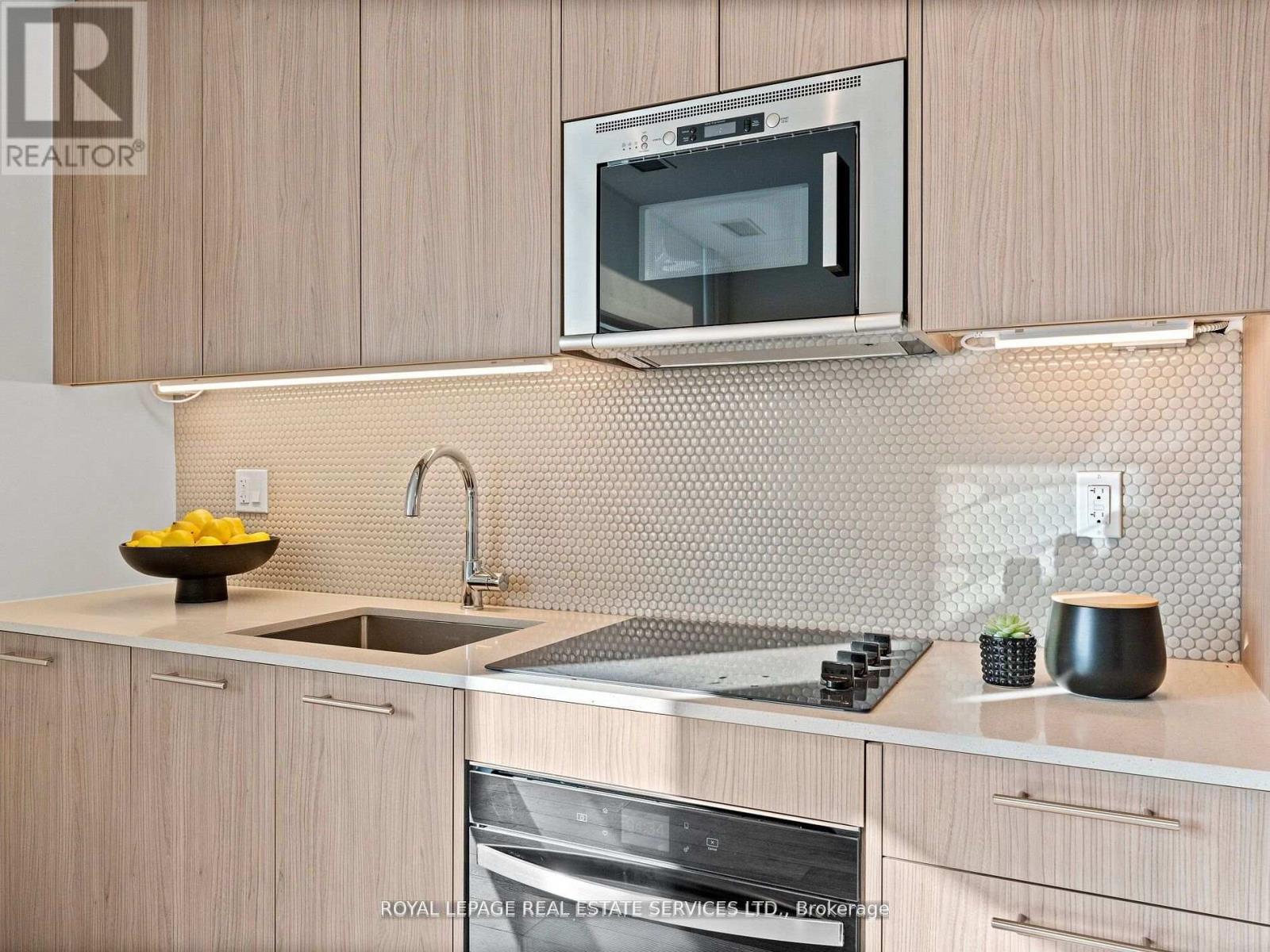 215 - 286 Main Street, Toronto, ON - Indoor Photo Showing Kitchen With Upgraded Kitchen