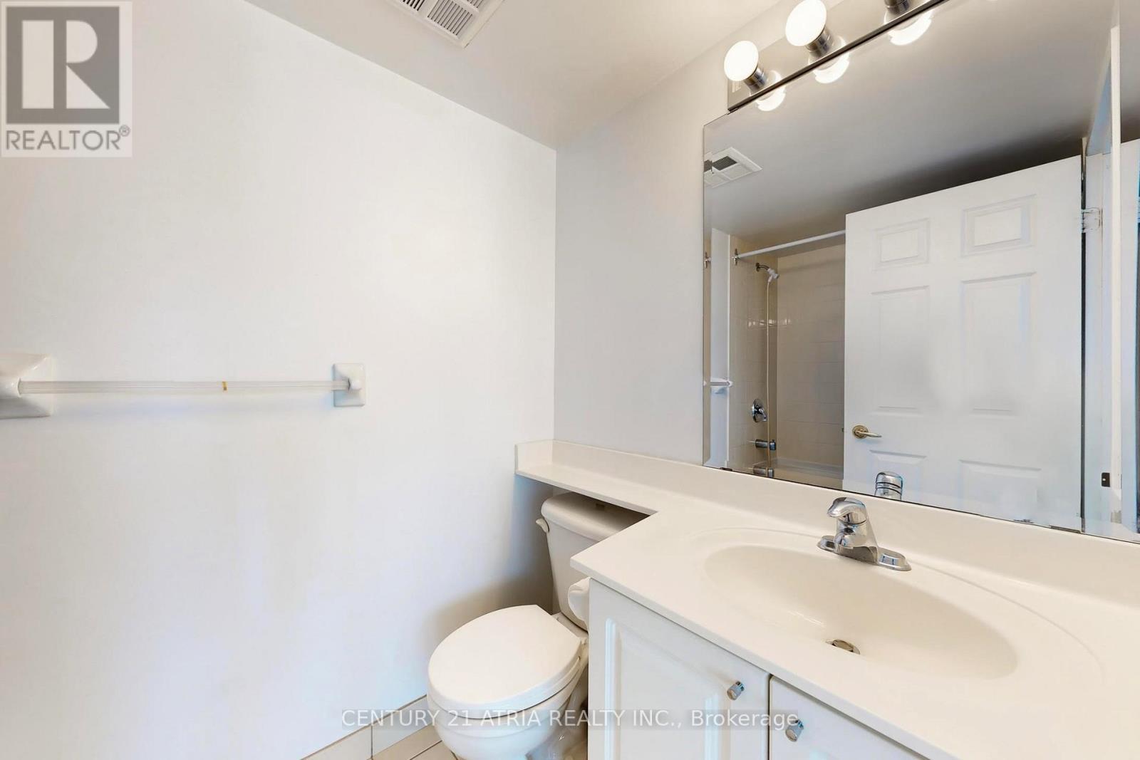 #2002 - 11 Lee Centre Drive, Toronto, ON - Indoor Photo Showing Bathroom