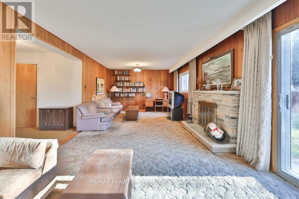 2288 Hensall Street, Mississauga, ON - Indoor Photo Showing Living Room With Fireplace