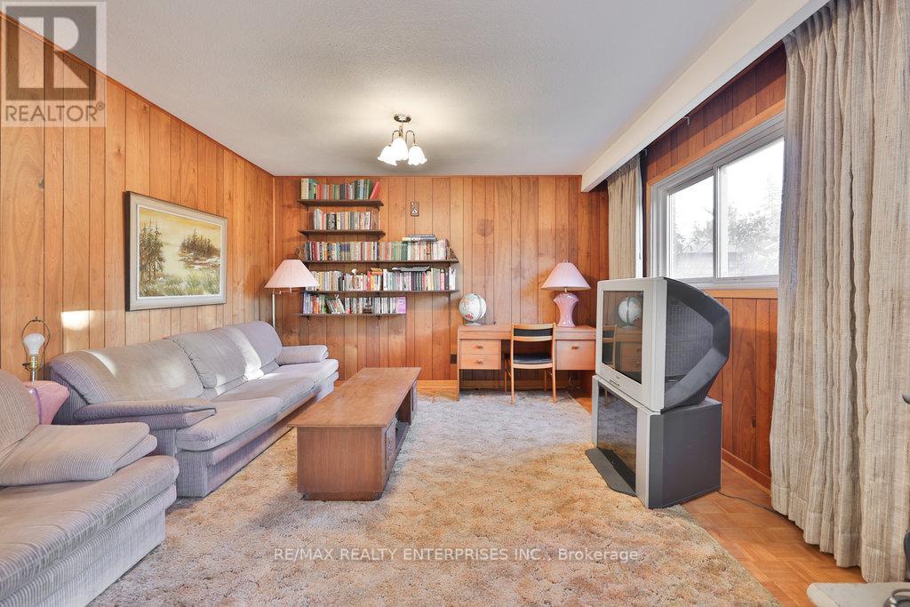 2288 Hensall Street, Mississauga, ON - Indoor Photo Showing Living Room