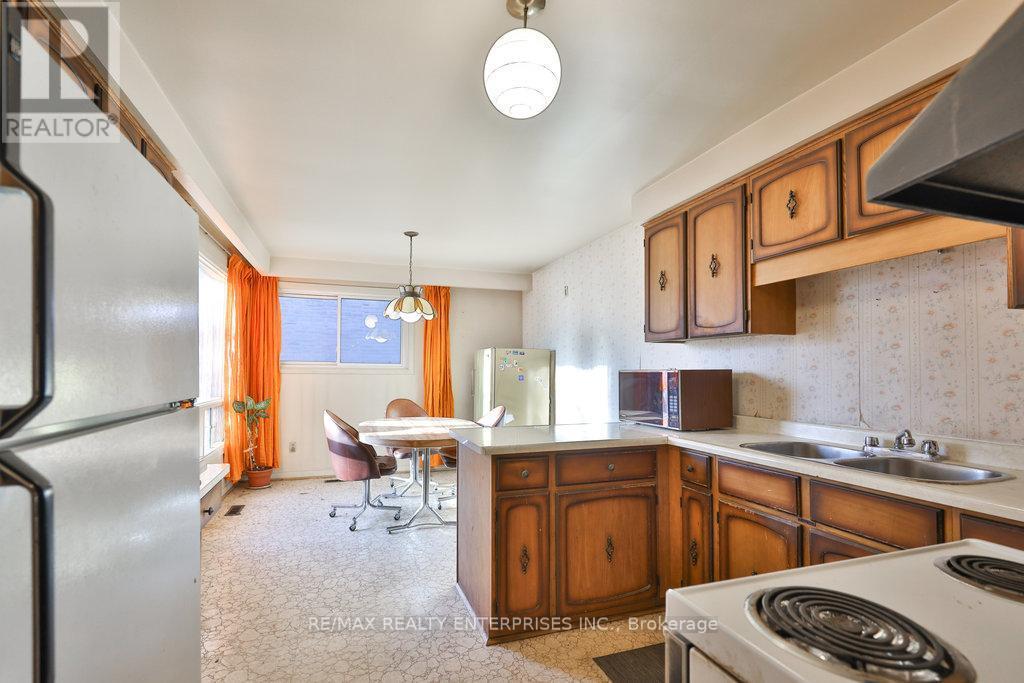 2288 Hensall Street, Mississauga, ON - Indoor Photo Showing Kitchen With Double Sink