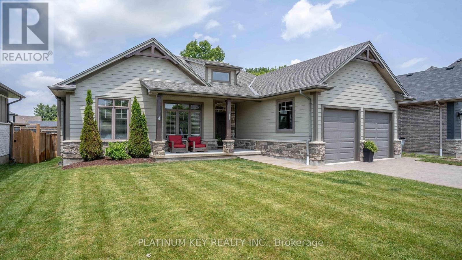 688 Woods Edge Road, Strathroy-Caradoc (Mount Brydges), ON - Outdoor With Deck Patio Veranda With Facade