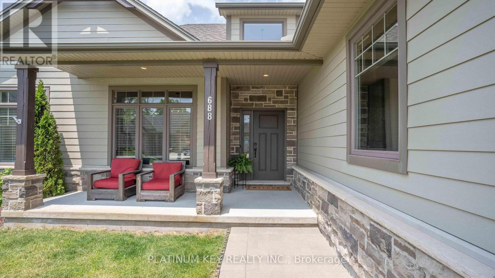 688 Woods Edge Road, Strathroy-Caradoc (Mount Brydges), ON - Outdoor With Deck Patio Veranda With Exterior