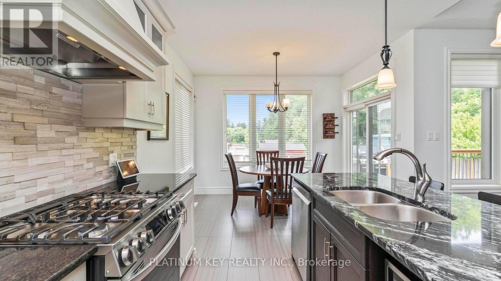 688 Woods Edge Road, Strathroy-Caradoc (Mount Brydges), ON - Indoor Photo Showing Kitchen With Double Sink With Upgraded Kitchen
