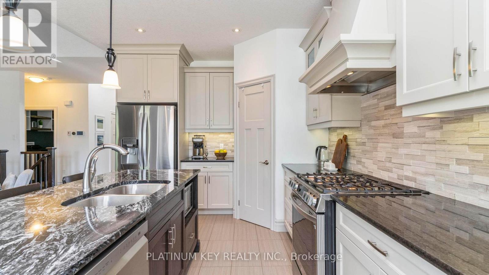 688 Woods Edge Road, Strathroy-Caradoc (Mount Brydges), ON - Indoor Photo Showing Kitchen With Stainless Steel Kitchen With Double Sink With Upgraded Kitchen