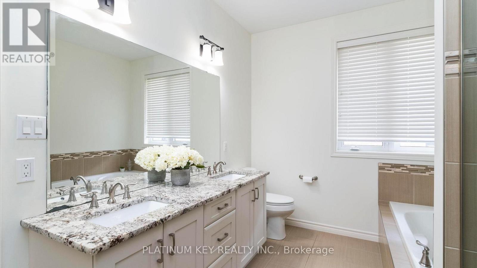 688 Woods Edge Road, Strathroy-Caradoc (Mount Brydges), ON - Indoor Photo Showing Bathroom