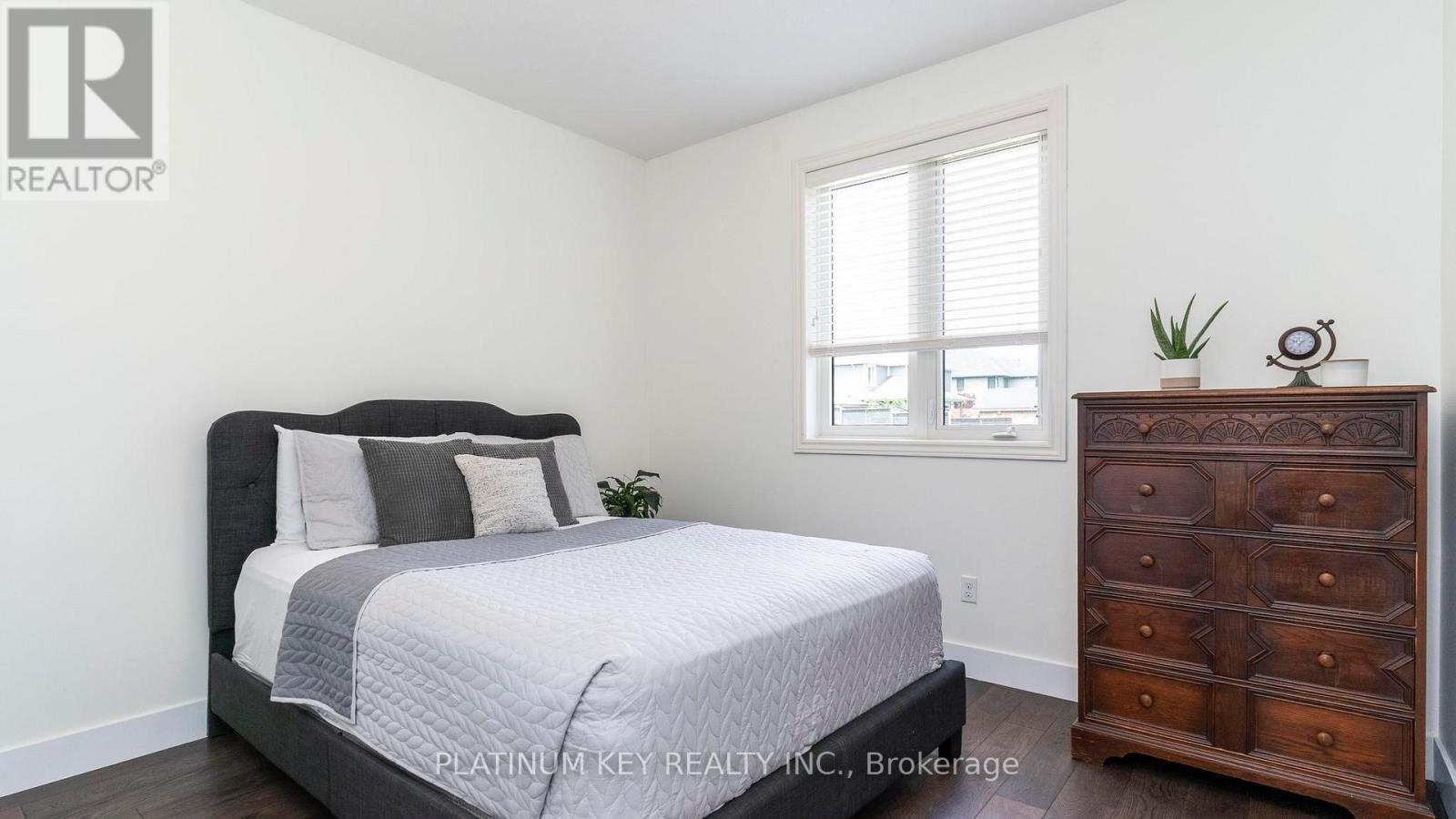 688 Woods Edge Road, Strathroy-Caradoc (Mount Brydges), ON - Indoor Photo Showing Bedroom