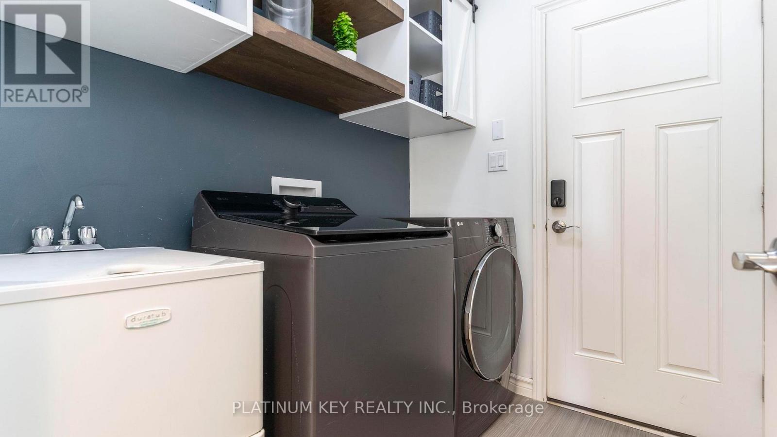 688 Woods Edge Road, Strathroy-Caradoc (Mount Brydges), ON - Indoor Photo Showing Laundry Room